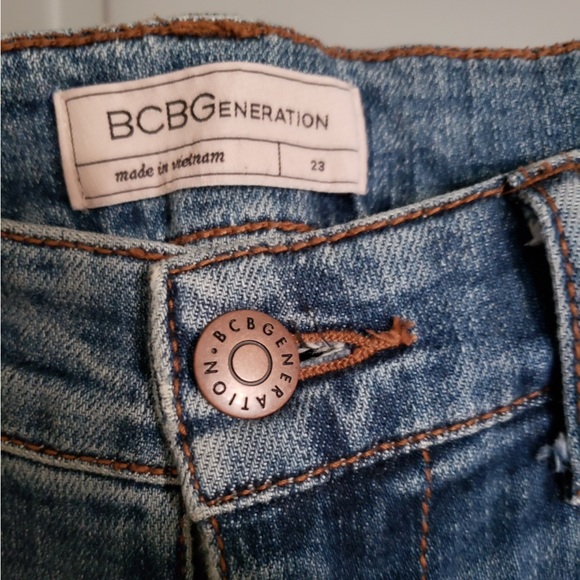 NWOT BCBGeneration Women’s Cropped Jeans - Picture 3 of 5